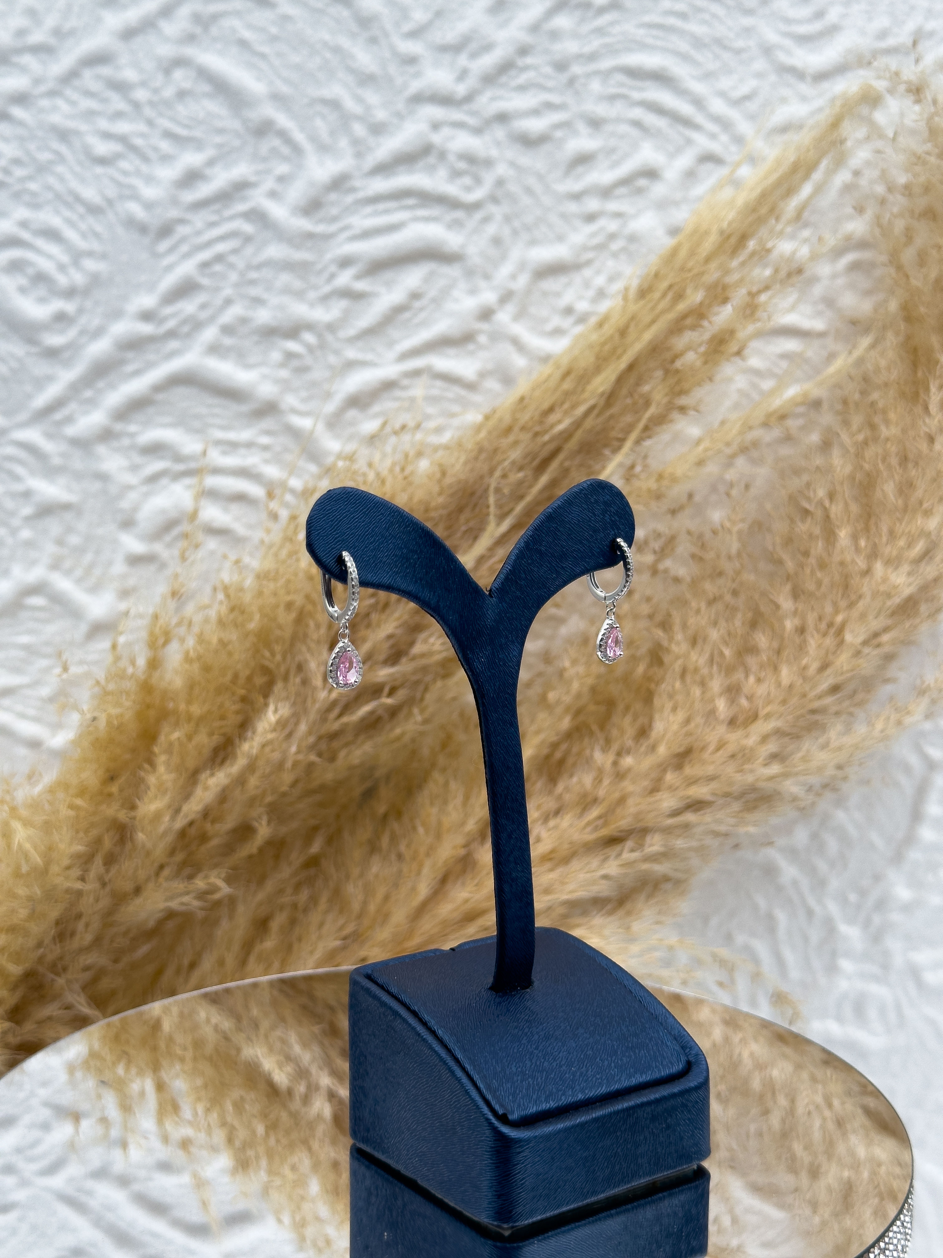 925 Ayar Gümüş Damla Pembe Kuvars Taşlı Sallantılı Kadın Küpe – Zarif Tasarım